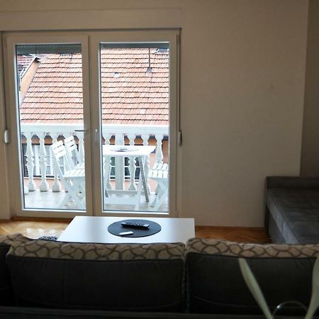 Apartman Dina Apartamento Tuzla Exterior foto