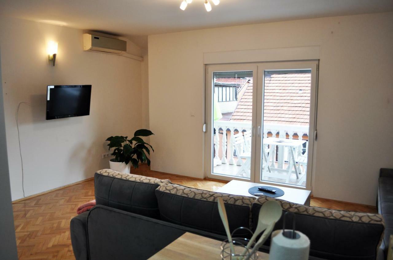 Apartman Dina Apartamento Tuzla Exterior foto